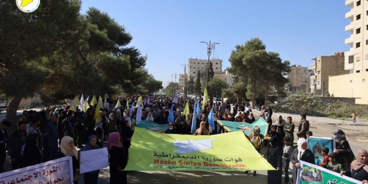 مسد يشارك في مسيرة احتجاجية مناهضة للهجمات التركية