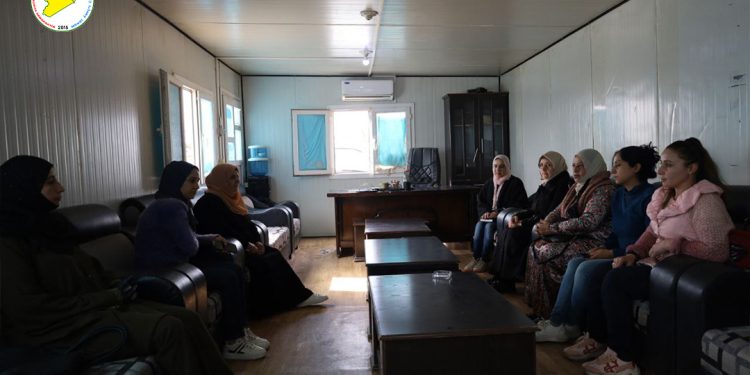 وفد من مسد والأحزاب السياسية بالرقة يطلع على أوضاع العائدين من لبنان في مخيم المحمودلي