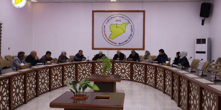 مكتب علاقات مسد يبحث مع الأحزاب السياسية في الرقة التحديات الراهنة