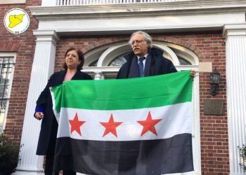 ممثلية مجلس سوريا الديمقراطية ترفع علم الاستقلال أمام السفارة السورية في واشنطن