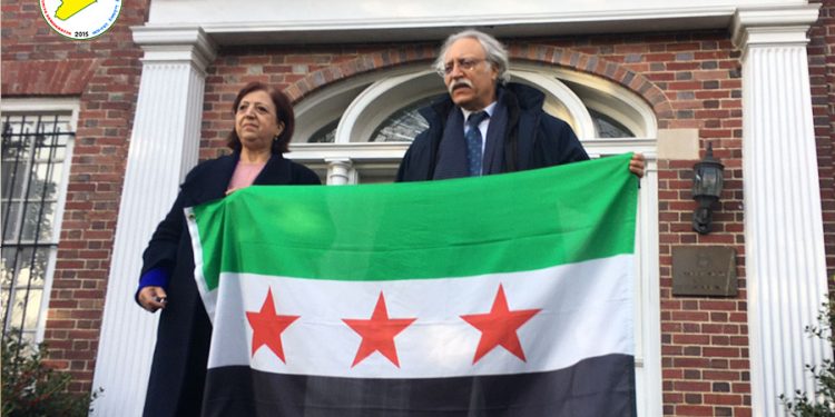 ممثلية مجلس سوريا الديمقراطية ترفع علم الاستقلال أمام السفارة السورية في واشنطن