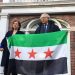 ممثلية مجلس سوريا الديمقراطية ترفع علم الاستقلال أمام السفارة السورية في واشنطن