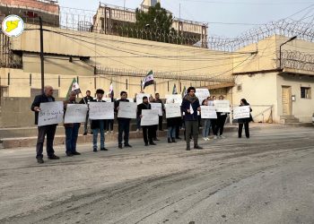 مواطنون سوريون يطالبون بتحقيق أهداف الثورة في وقفة احتجاجية بالقامشلي