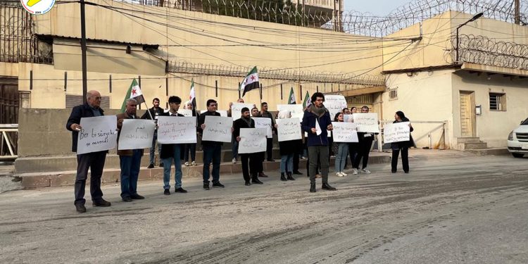 مواطنون سوريون يطالبون بتحقيق أهداف الثورة في وقفة احتجاجية بالقامشلي