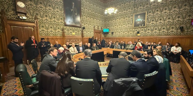 وفد رسمي من شمال وشرق سوريا يصل إلى لندن