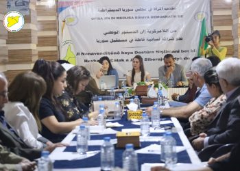 مكتب المرأة يعقد جلسة حوارية بعنوان "من اللامركزية إلى الدستور الوطني" في كوباني