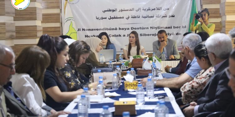 مكتب المرأة يعقد جلسة حوارية بعنوان "من اللامركزية إلى الدستور الوطني" في كوباني