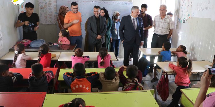 خلال زيارته لمهجّري رأس العين.. مسد يؤكد العودة الآمنة حق وطني لا مساومة فيه