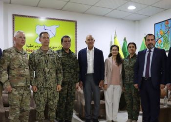 قائد قسد يستقبل مبعوث الرئيس الأمريكي وقائد القيادة المركزية الأميركية