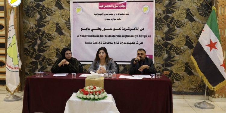 جلسة حوارية في الحسكة تؤكد اللامركزية ودستوراً يكرّس دور المرأة